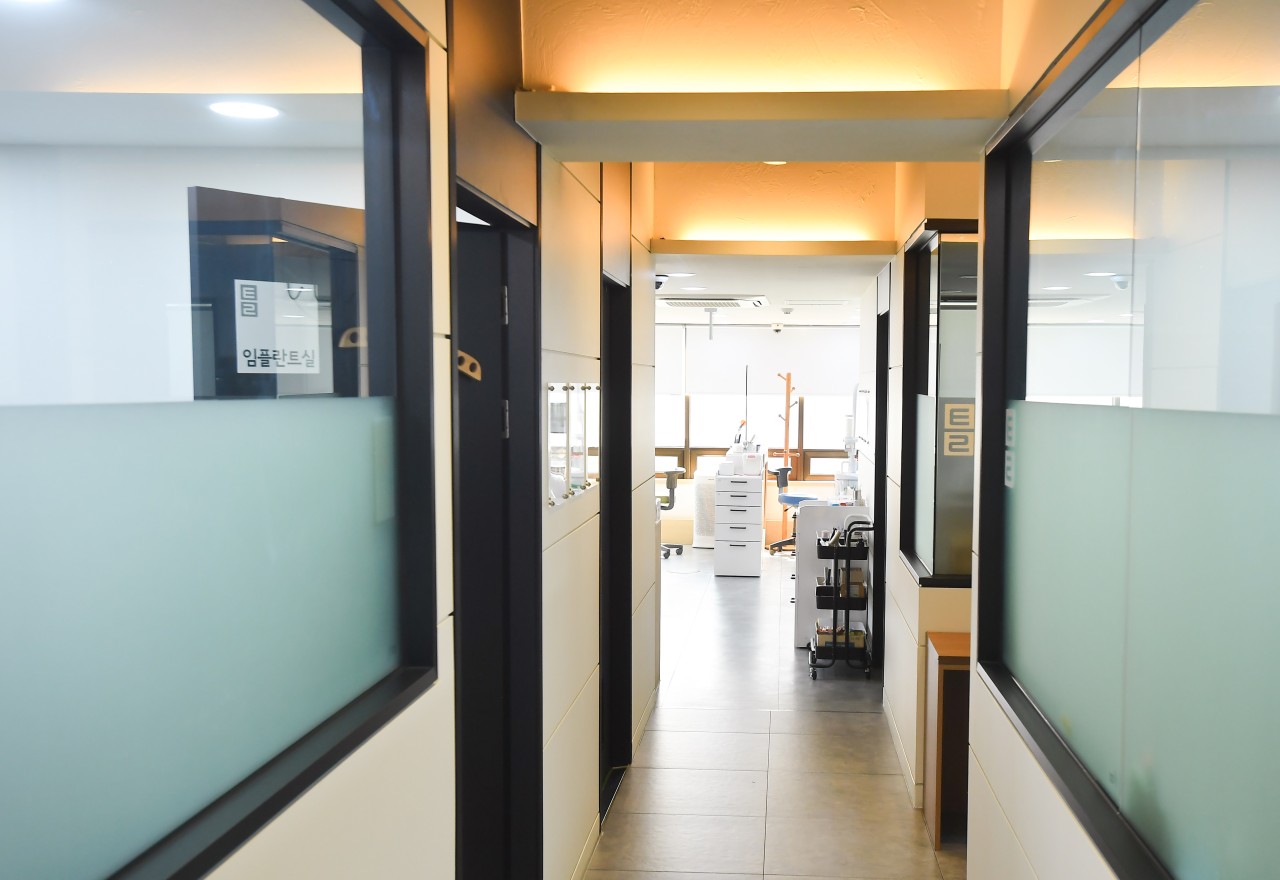 TeulDental clinic hallway leading to the implant treatment room